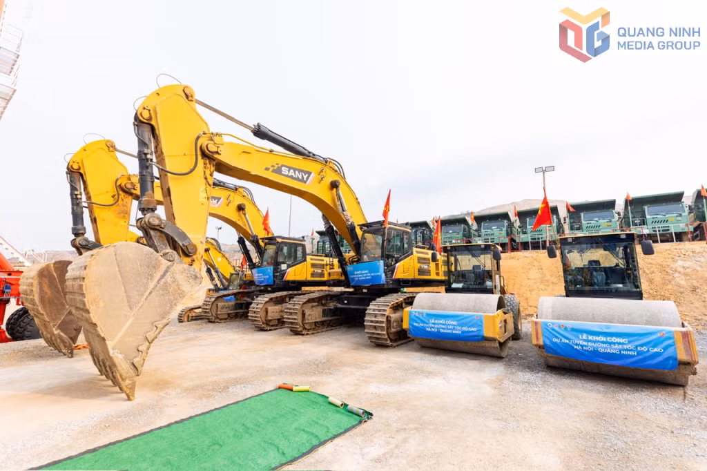 Các phương tiện, máy móc sẵn sàng cho thi công Dự án tuyến đường sắt tốc độ cao Hà Nội – Quảng Ninh. Ảnh: Đỗ Phương