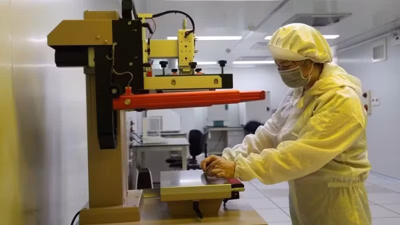 Hoạt động nghiên cứu tại Viện Khoa học vật liệu, Viện Hàn lâm Khoa học và Công nghệ Việt Nam. (Ảnh: Báo Nhân Dân)