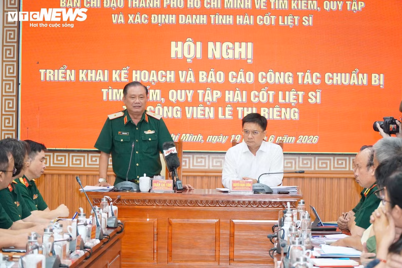 Thiếu tướng Trần Chí Tâm - Phó chính ủy Quân khu 7 và ông Nguyễn Mạnh Cường - Phó chủ tịch UBND TP.HCM chủ trì Hội nghị triển khai kế hoạch và báo cáo công tác chuẩn bị tìm kiếm, quy tập hài cốt liệt sĩ tại công viên Lê Thị Riêng.