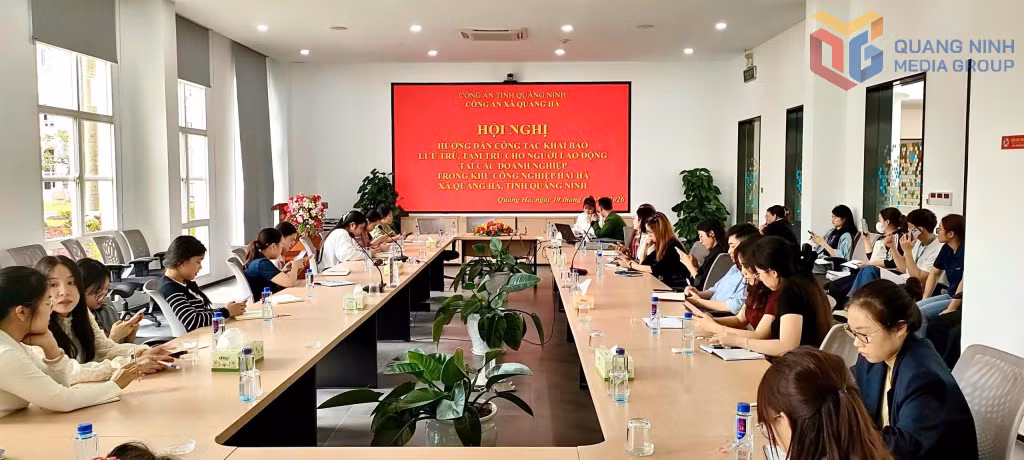 Công an xã Quảng Hà làm việc với các doanh nghiệp trong KCN-Cảng biển Hải Hà về tình hình ANTT và khai báo cư trú đối với công nhân, người lao động.
