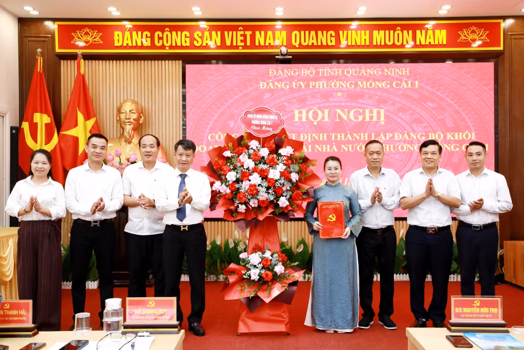 Lãnh đạo Ban Tổ chức Tỉnh ủy và Đảng ủy phường Móng Cái 1 trao quyết định, tặng hoa chúc mừng Đảng bộ Khối doanh nghiệp ngoài nhà nước phường Móng Cái 1. Ảnh: Mạnh Trường