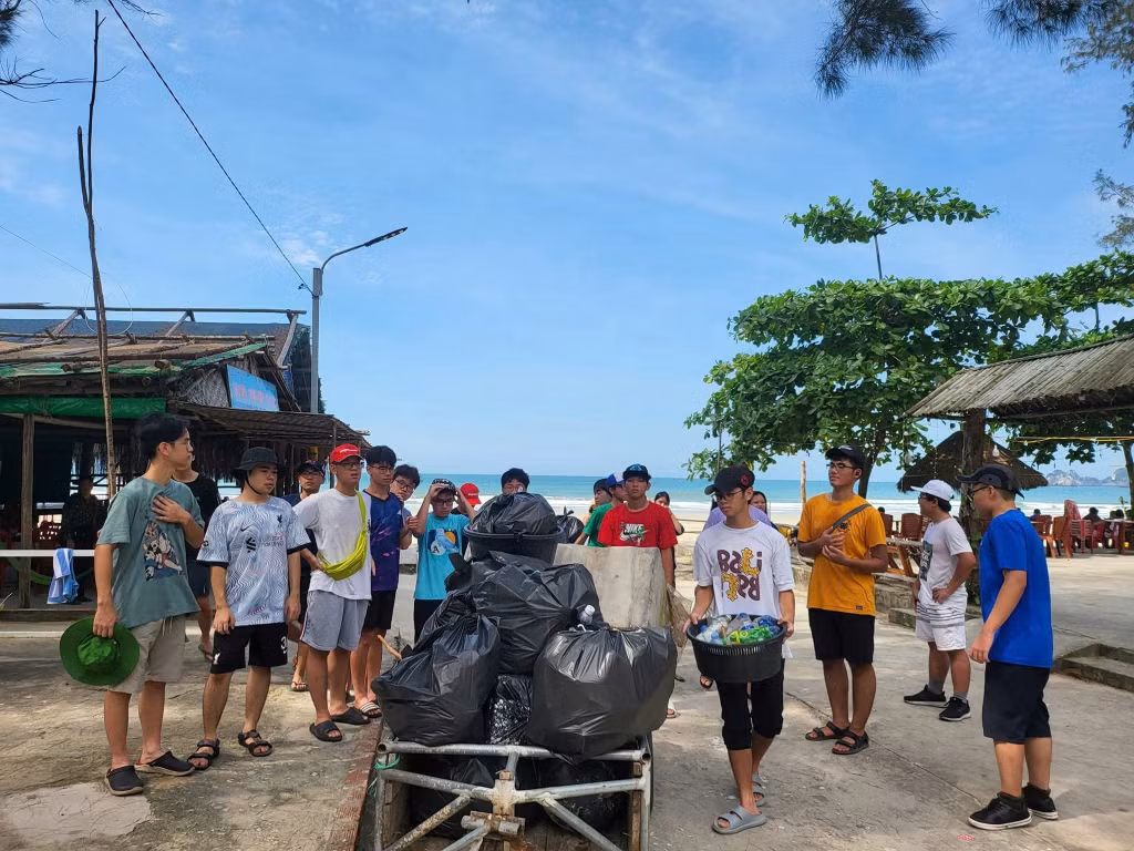 Các tình nguyện viên thu gom rác tại bãi biển Trường Chinh, đảo Ngọc Vừng.