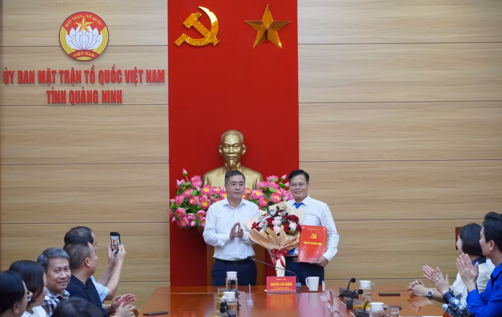Đồng chí Nguyễn Chí Thành, Ủy viên BTV Tỉnh uỷ, Phó Chủ tịch Thường trực Ủy ban MTTQ Việt Nam tỉnh, trao Quyết định của Ban Thường vụ Tỉnh ủy cho đồng chí Phạm Ngọc Văn.