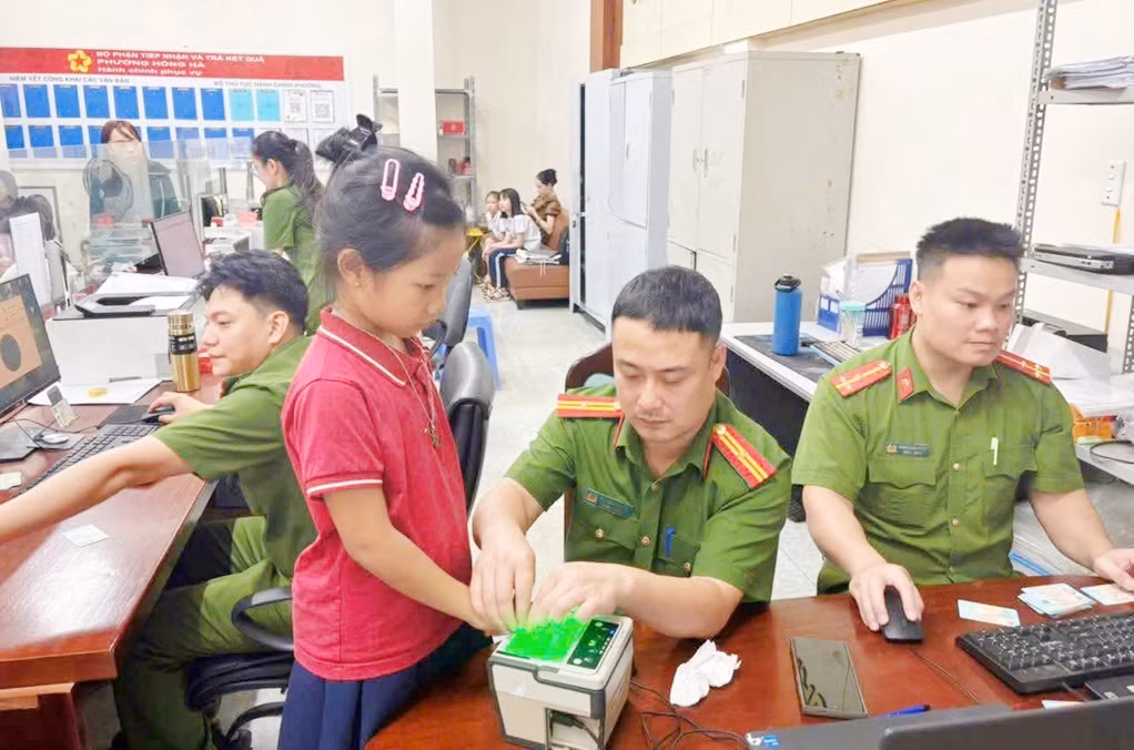 Cán bộ, chiến sĩ Công an phường Hạ Long làm hồ sơ cấp căn cước, tài khoản định danh điện tử mức độ 2 cho công dân từ 6 đến dưới 14 tuổi trên địa bàn.