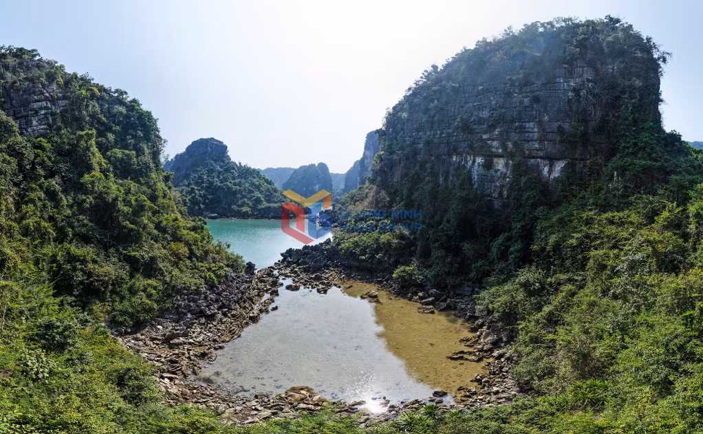 Những hồ nước nông trong lòng núi là môi trường thuận lợi cho nhiều loài sinh vật biển sinh trưởng và phát triển.