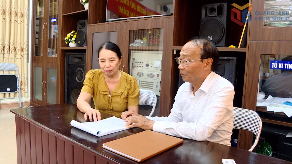 Cán bộ khu phố 6B, phường Cẩm Phả quan tâm, thảo luận về công tác bố trí, sử dụng người hoạt động không chuyên trách ở cấp xã.
