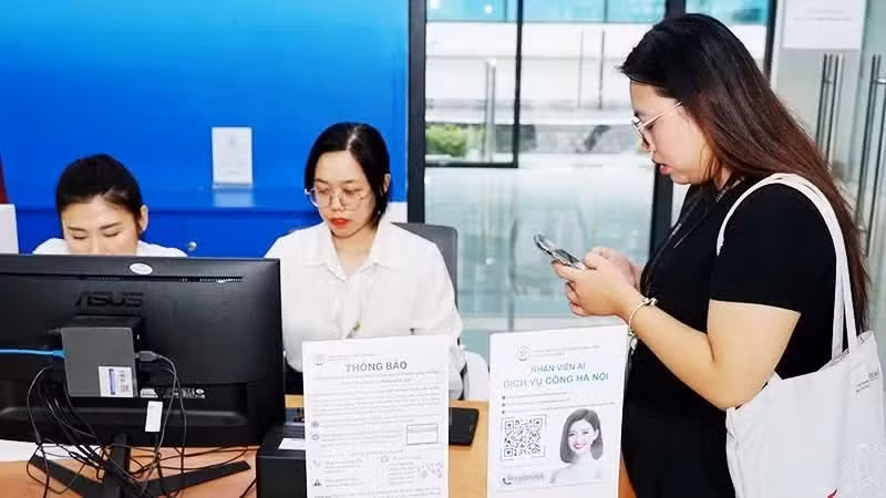 Công nghệ số trợ giúp người dân khi đi làm các thủ tục hành chính. (Ảnh: NAM ANH)