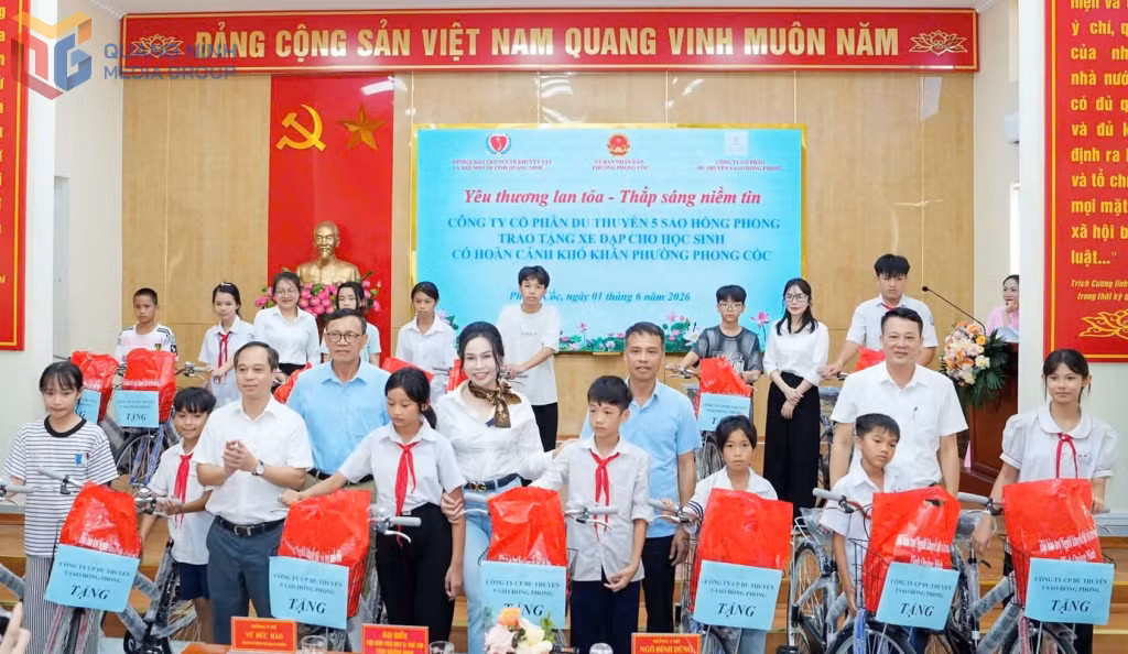 Lãnh đạo Hội Bảo trợ NKT-TMC tỉnh, phường Phong Cốc và nhà hảo tâm trao xe đạp, quà tặng cho học sinh có hoàn cảnh khó khăn trên địa bàn phường.