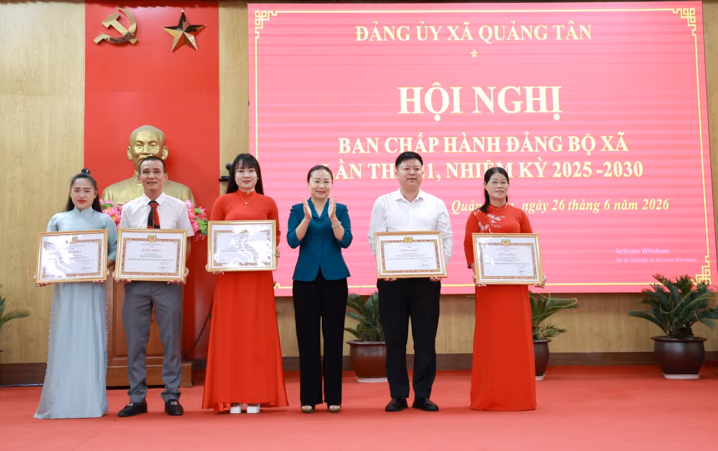 Đồng chí Vi Ngọc Bích, Ủy viên Ban Thường vụ, Trưởng Ban Tổ chức Tỉnh ủy, trao bằng khen cho 5 đảng viên đạt tiêu chuẩn Hoàn thành xuất sắc nhiệm vụ tiêu biểu 5 năm liền.