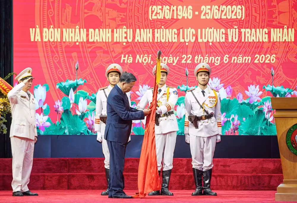 Tổng Bí thư, Chủ tịch nước Tô Lâm trao danh hiệu Anh hùng Lực lượng vũ trang nhân dân tặng Học viện An ninh nhân dân. (Ảnh: MINH CHÍNH)