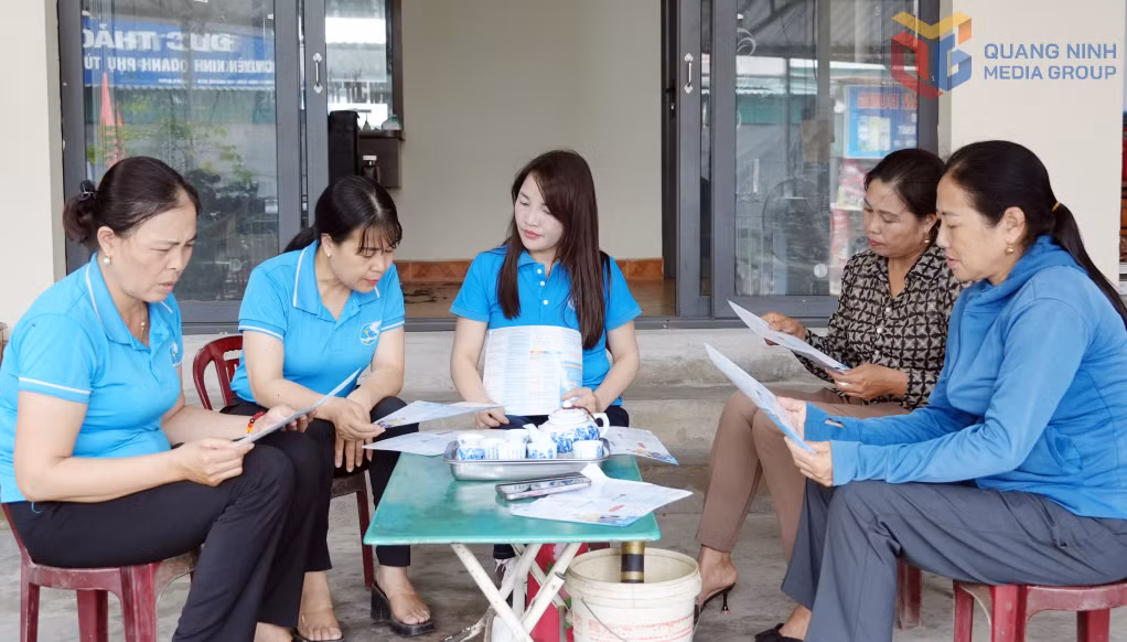 Cán bộ BHXH tỉnh và Hội Liên hiệp Phụ nữ phường Hiệp Hòa tuyên truyền, vận động người dân tham gia BHXH tự nguyện, tháng 5/2026.