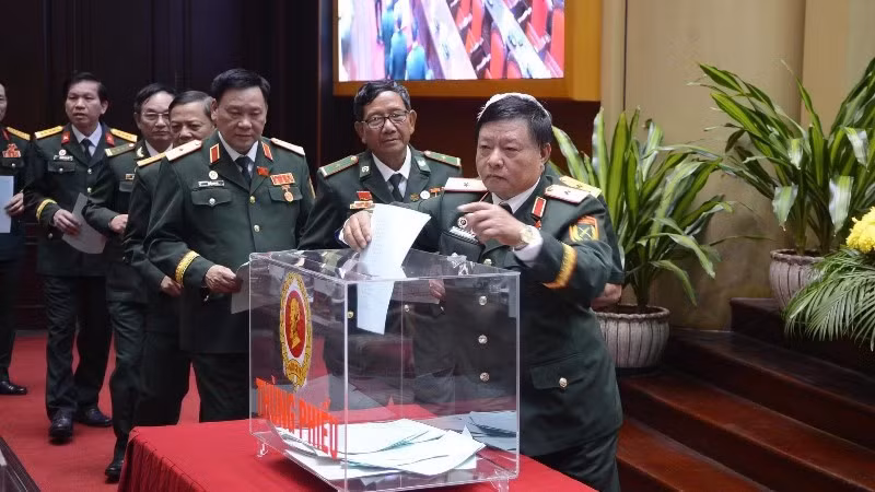 Các đại biểu bỏ phiếu bầu Ban Chấp hành Trung ương Hội Cựu chiến binh Việt Nam khóa VIII.