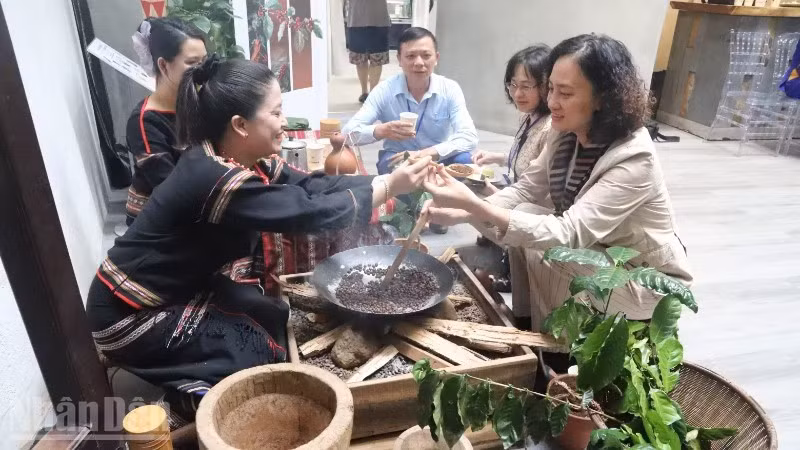 Du khách trải nghiệm rang cà-phê truyền thống của người Ê Đê.