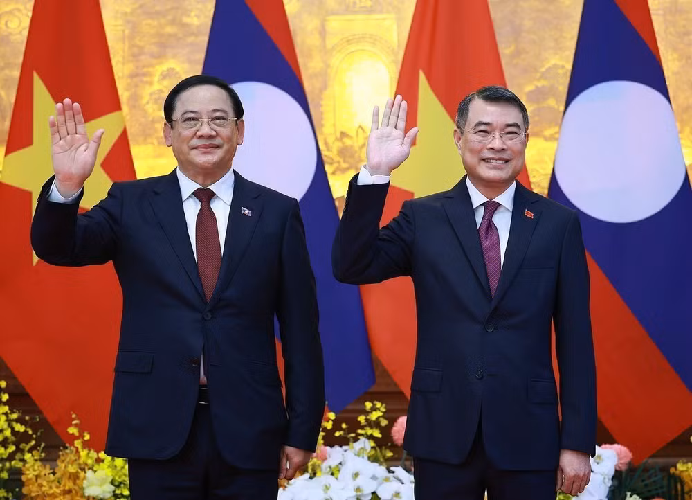 Thủ tướng Lê Minh Hưng và Thủ tướng Lào Sonexay Siphandone chụp ảnh chung trước hội đàm. (Ảnh: TTXVN)