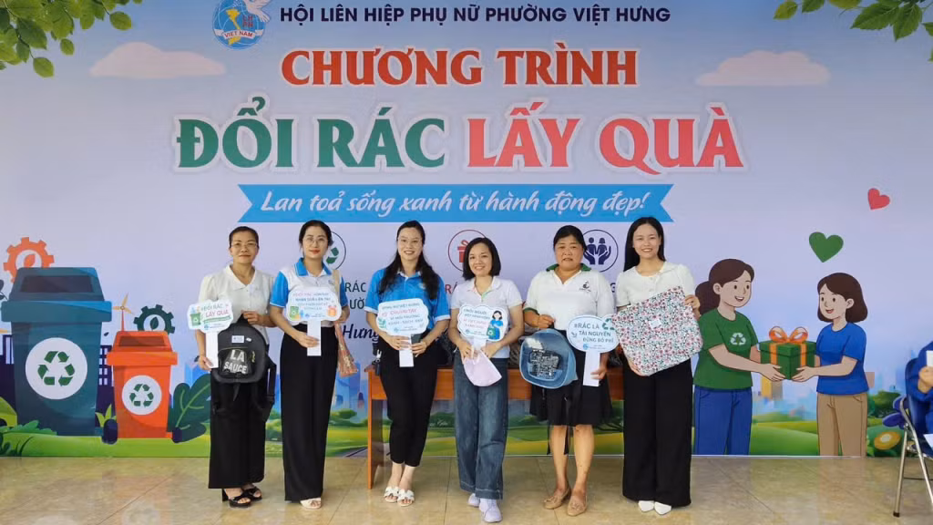 Chương trình “Đổi rác lấy quà” do Hội LHPN phường Việt Hưng tổ chức.