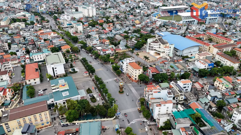 Việc sắp xếp thôn, bản khu phố không chỉ đơn thuần là việc sắp xếp lại những cái tên trên bản đồ hành chính, mà còn mở ra cơ hội phát triển cho mỗi địa bàn dân cư. Trong ảnh: Một góc phường Cẩm Phả nhìn từ trên cao.