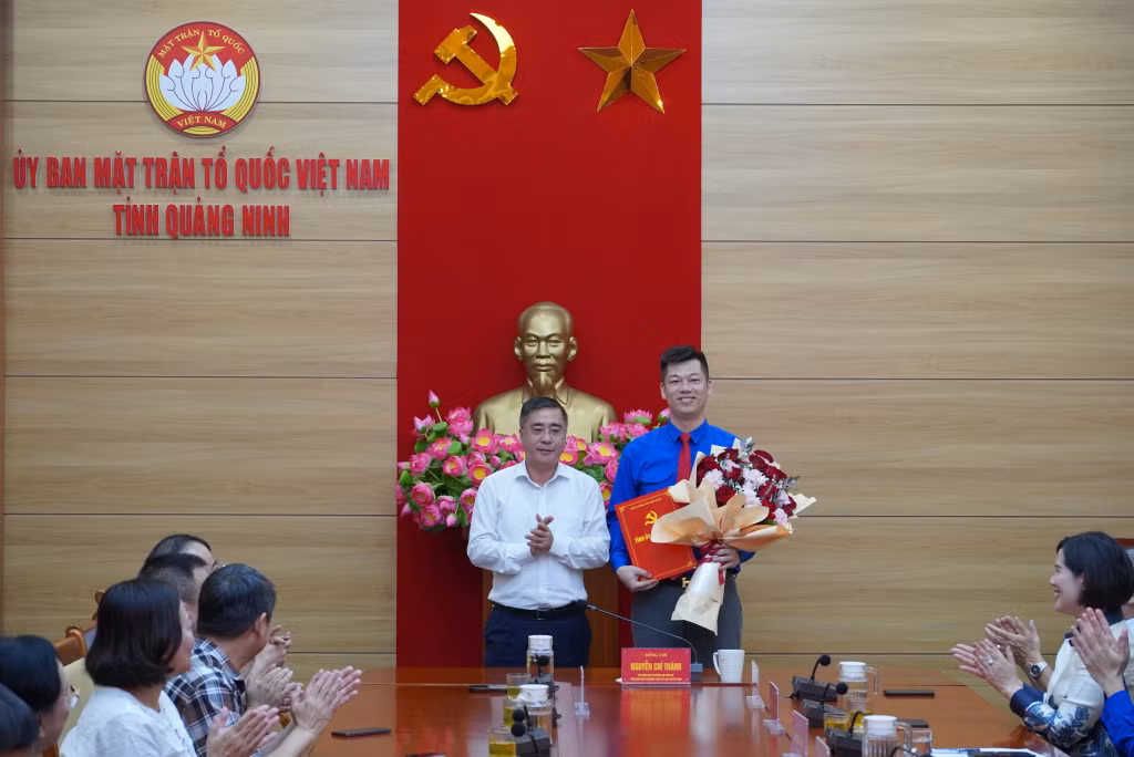 Đồng chí Nguyễn Chí Thành, Ủy viên BTV Tỉnh uỷ, Phó Chủ tịch Thường trực Ủy ban MTTQ Việt Nam tỉnh, trao Quyết định của Ban Thường vụ Tỉnh ủy cho đồng chí Nguyễn Đình Đàn.