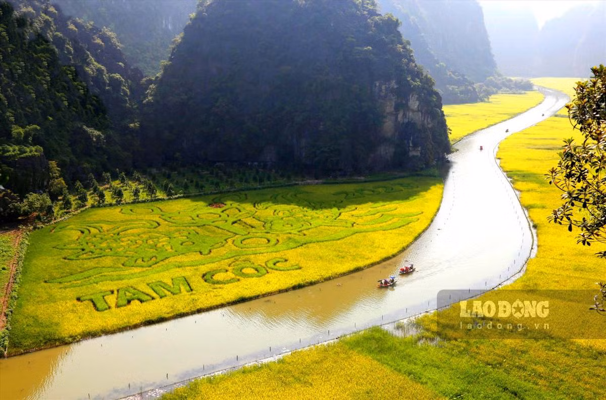 Du lịch Ninh Bình ngày càng hút khách những năm gần đây. Ảnh: Diệu Anh