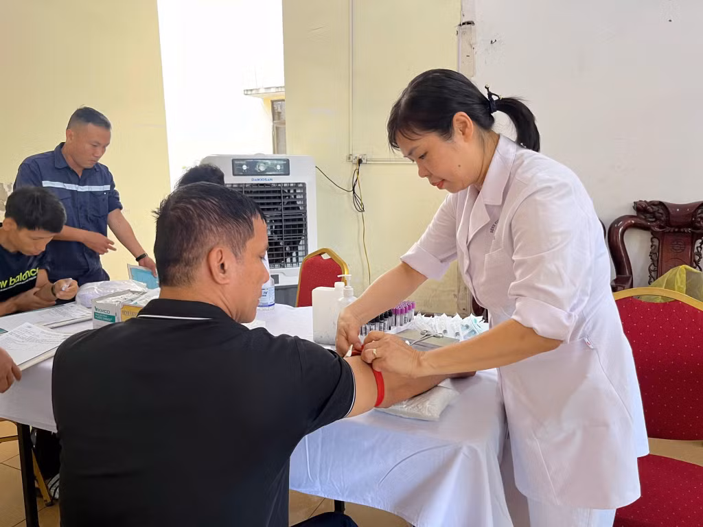 Người lao động Công ty Than Hòn Gai được lấy mẫu máu xét nghiệm trong đợt khám sức khỏe định kỳ.