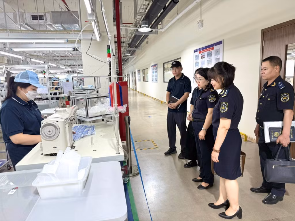 Đoàn công tác Hải quan cửa khẩu cảng Cẩm Phả khảo sát cơ sở sản xuất Công ty TNHH công nghệ vật liệu năng lượng mới HUACHI (Việt Nam). Ảnh: đơn vị cung cấp