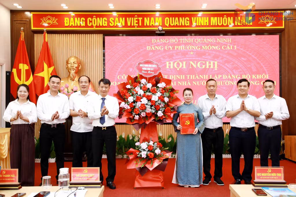 Lãnh đạo Ban Tổ chức Tỉnh ủy và Đảng ủy phường Móng Cái 1 trao quyết định, tặng hoa chúc mừng Đảng bộ Khối doanh nghiệp ngoài nhà nước phường Móng Cái 1. Ảnh: Mạnh Trường
