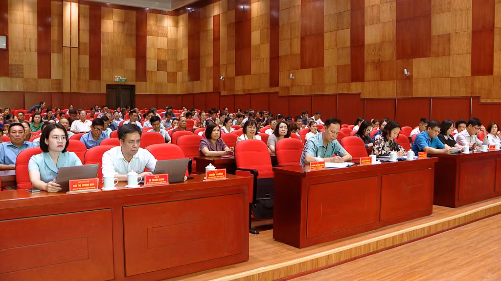 Quang cảnh hội nghị tiếp xúc cử tri các phường Quảng Yên, Hiệp Hòa và Hà An.