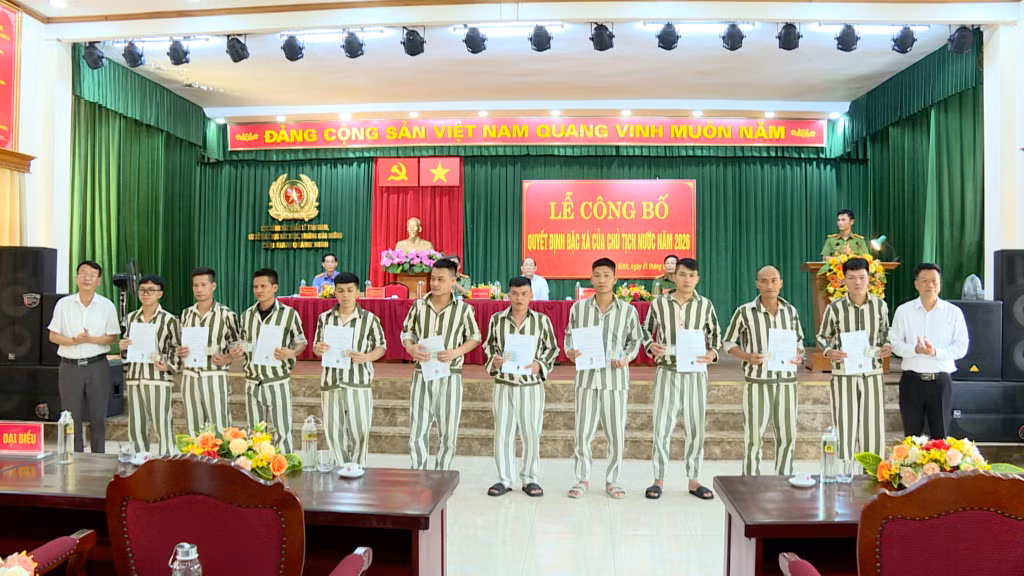 Đồng chí Vũ Quang Trực Phó Chủ tịch Ủy ban MTTQ Việt Nam tỉnh Quảng Ninh và địa diện Tòa án Nhân dân tỉnh trao Quyết định đặc xá của Chủ tịch nước cho các phạm nhân.