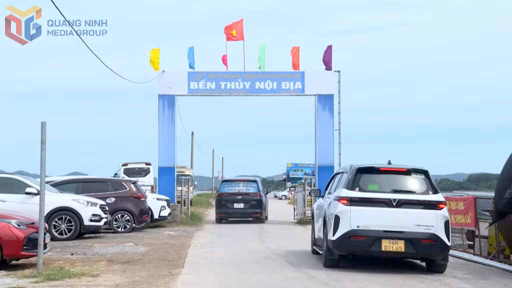 Bến Quảng Điền - đầu mối giao thông từ đất liền ra đảo Cái Chiên luôn tấp nập phương tiện những ngày cao điểm du lịch hè.