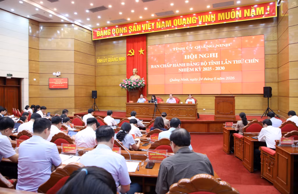Đồng chí Quản Minh Cường, Ủy viên Trung ương Đảng, Bí thư Tỉnh ủy, Trưởng Đoàn ĐBQH tỉnh chủ trì hội nghị Ban Chấp hành Đảng bộ tỉnh.