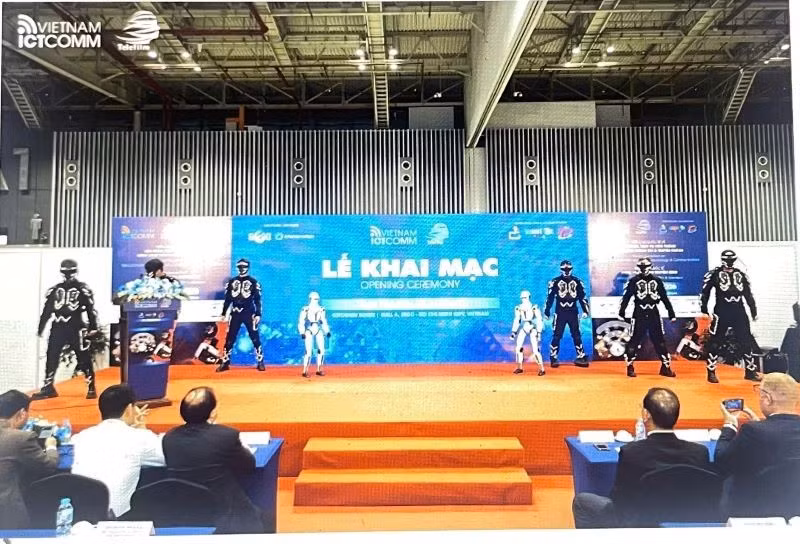 Trình diễn robot thông minh tại sự kiện.