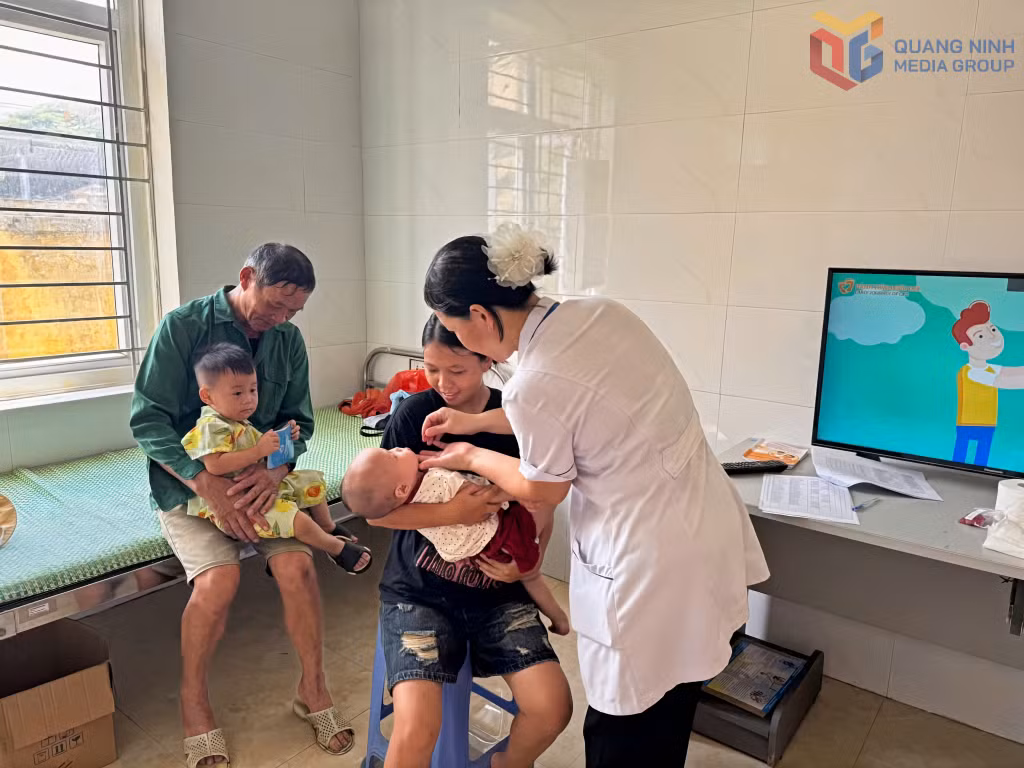Cán bộ y tế tại Trạm Y tế xã Quảng Đức cho trẻ em uống vitamin A.
