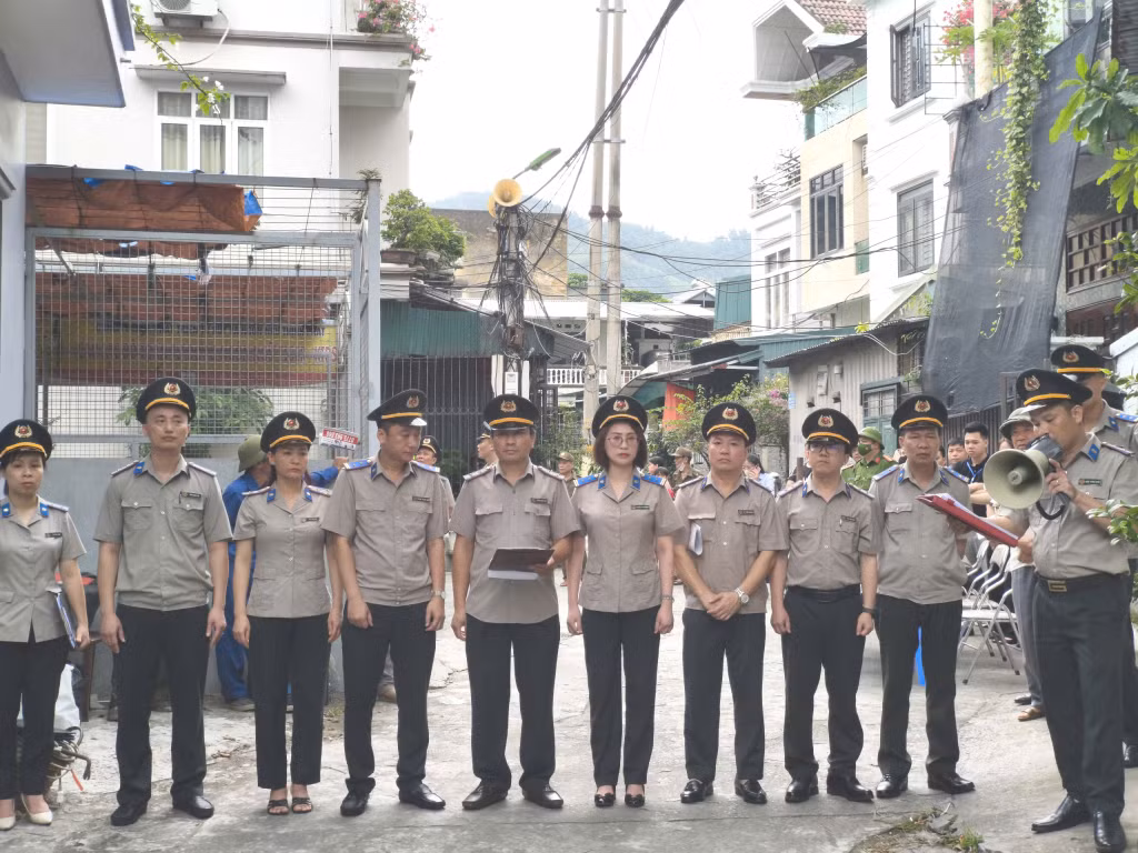 Phòng Thi hành án dân sự khu vực 3 công bố quyết định cưỡng chế, giao tài sản cho người mua trúng đấu giá theo quy định của pháp luật.