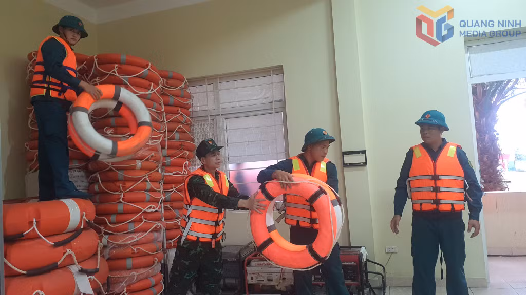 Lực lượng vũ trang xã Ba Chẽ chuẩn bị phương tiện phòng chống thiên tai.