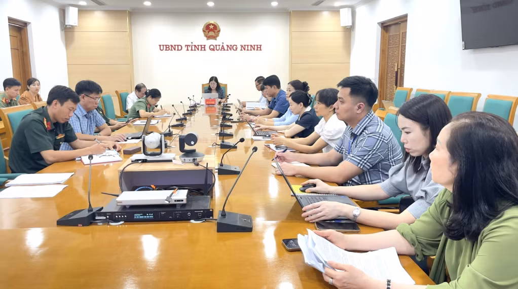 Các đại biểu dự cuộc họp tại đầu cầu Quảng Ninh.
