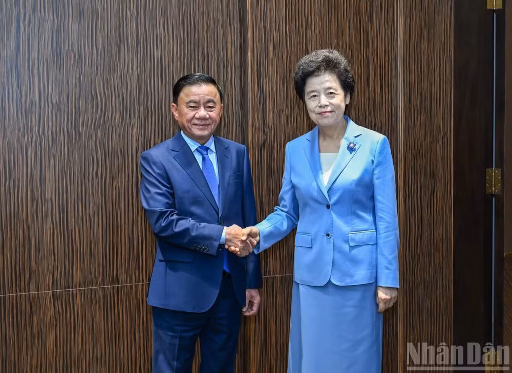 Thường trực Ban Bí thư Trần Cẩm Tú và Phó Chủ tịch Chính hiệp toàn quốc Trung Quốc Hàm Huy. (Ảnh: DUY LINH)