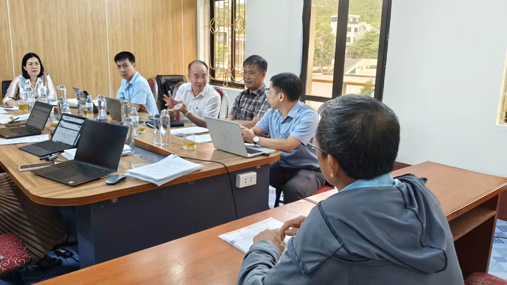 Các thành viên của Tổ công tác tư vấn, trợ giúp pháp lý, hướng dẫn người dân các bước thực hiện thủ tục hành chính.