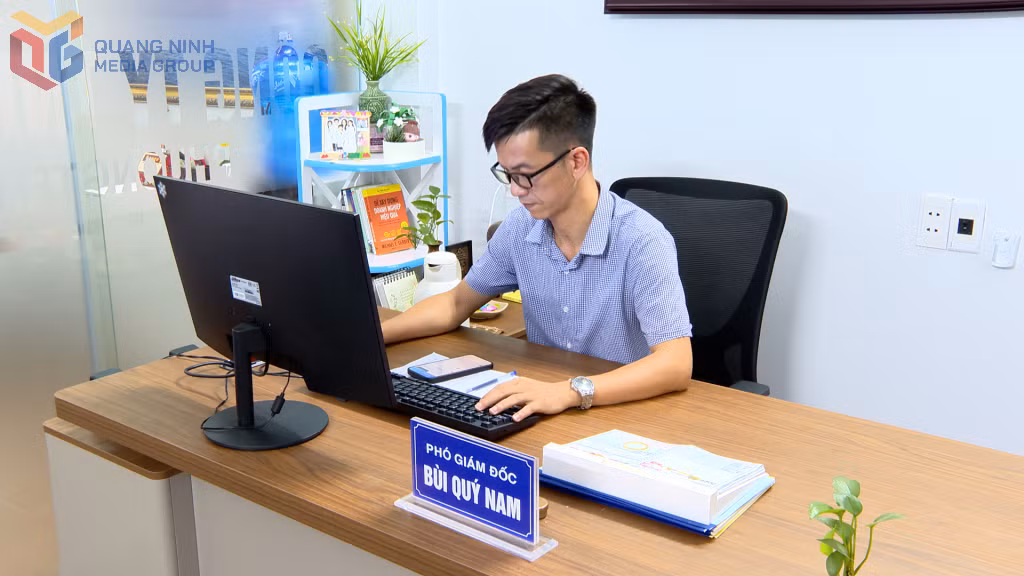 Anh Bùi Quý Nam, Phó Giám đốc Công ty TNHH Vận tải biển Phương Trang nộp hồ sơ trên cổng dịch vụ công quốc gia.