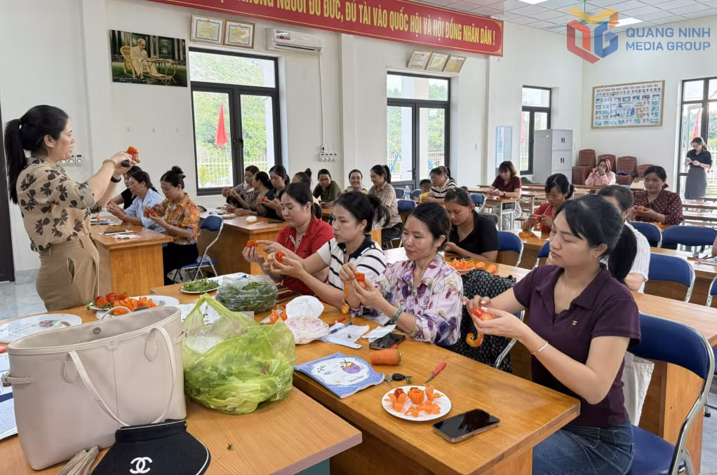 Học viên tham gia lớp đào tạo nghề nấu ăn do xã Tiên Yên tổ chức, thực hành kỹ năng chế biến và trang trí món ăn.