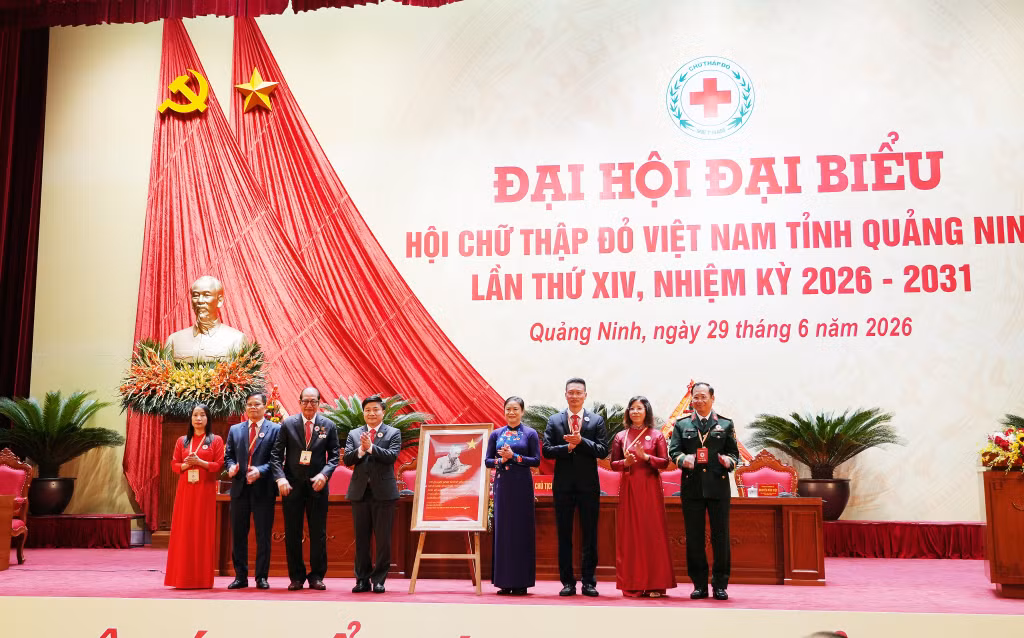 Trung ương Hội Chữ thập đỏ Việt Nam tặng quà chúc mừng Đại hội.