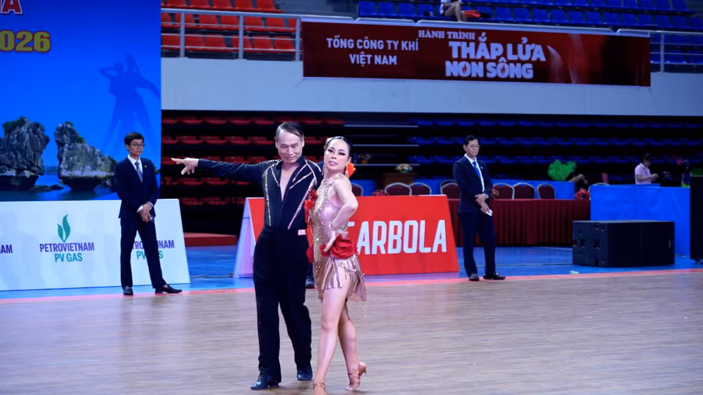 Thi đấu Chung kết trung niên 5 điệu latin.