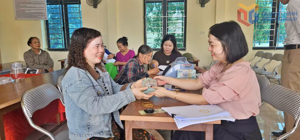 Nhân dân phấn khởi khi nhận tiền bồi thường GPMB đường sắt tốc độ cao