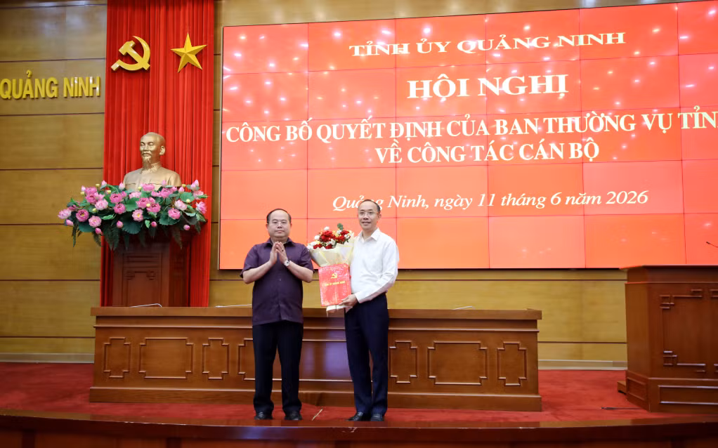 đồng chí Quản Minh Cường, Ủy viên Trung ương Đảng, Bí thư Tỉnh ủy, Trường Đoàn ĐBQH tỉnh đã trao quyết định điều động, phân công và bổ nhiệm đồng chí Dương Mạnh Cường, Ủy viên BTV Tỉnh ủy, Chánh Văn phòng Tỉnh ủy giữ chức vụ Trưởng Ban Nội chính Tỉnh ủy