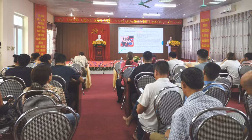 Báo cáo viên pháp luật tỉnh truyền đạt các nội dung liên quan đến quy định của pháp luật về bảo hiểm xã hội.