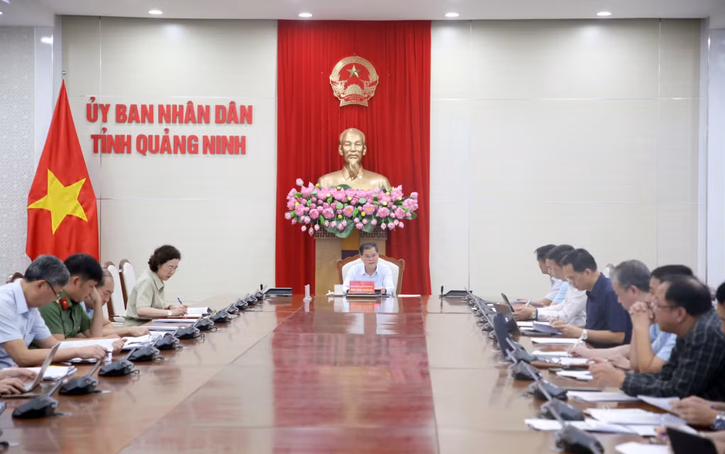 Đồng chí Bùi Văn Khắng, Chủ tịch UBND tỉnh chủ trì hội nghị.