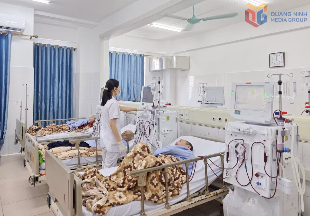 Người bệnh chạy thận nhân tạo tại Bệnh viện Đa khoa khu vực Cẩm Phả.