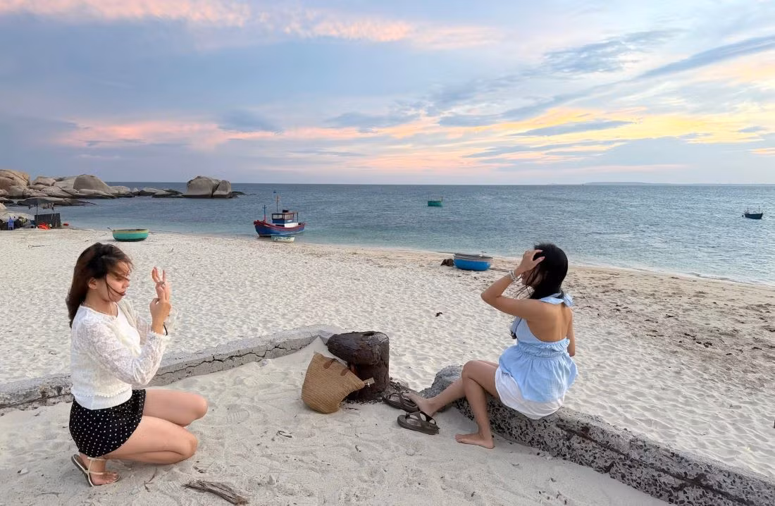 Chị Trần Ngọc Minh - du khách đến từ TPHCM cho biết, Hòn Cau gây ấn tượng với nước biển trong xanh và khung cảnh hoang sơ. Vì vậy, chị cùng gia đình quyết định trốn phố thị 2 ngày, đến khám phá và trải nghiệm lặn ngắm san hô, chèo sup.
