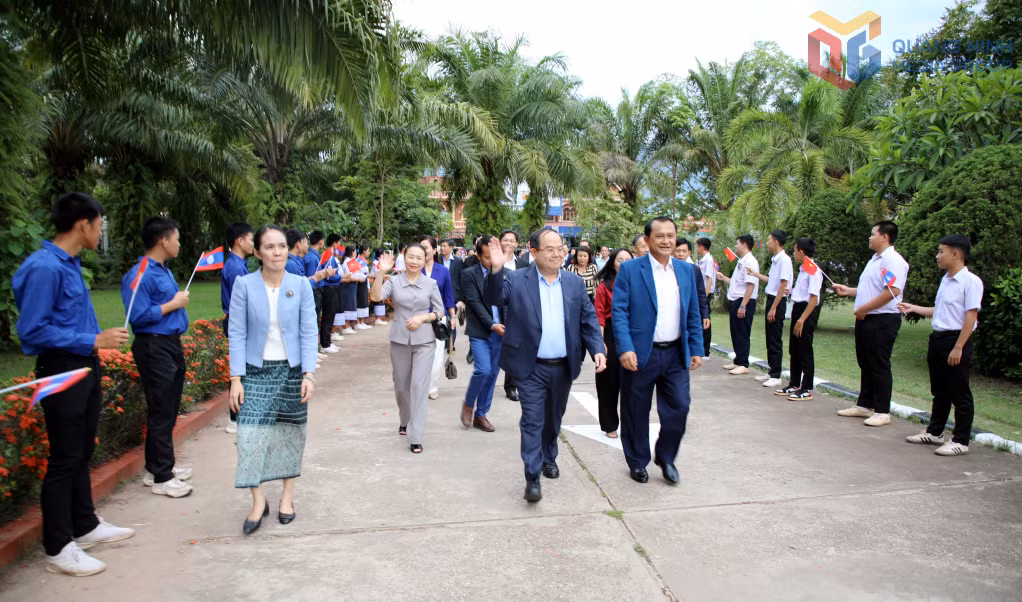 Cán bộ, nhân dân tỉnh Xay Nhạ Bu Ly chào đón đoàn công tác tỉnh Quảng Ninh đến tỉnh Xay Nhạ Bu Ly.