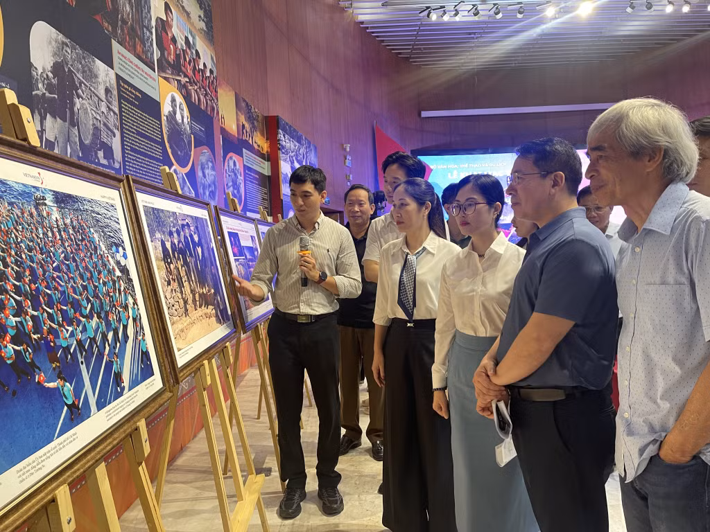Các đại biểu tham quan triển lãm.