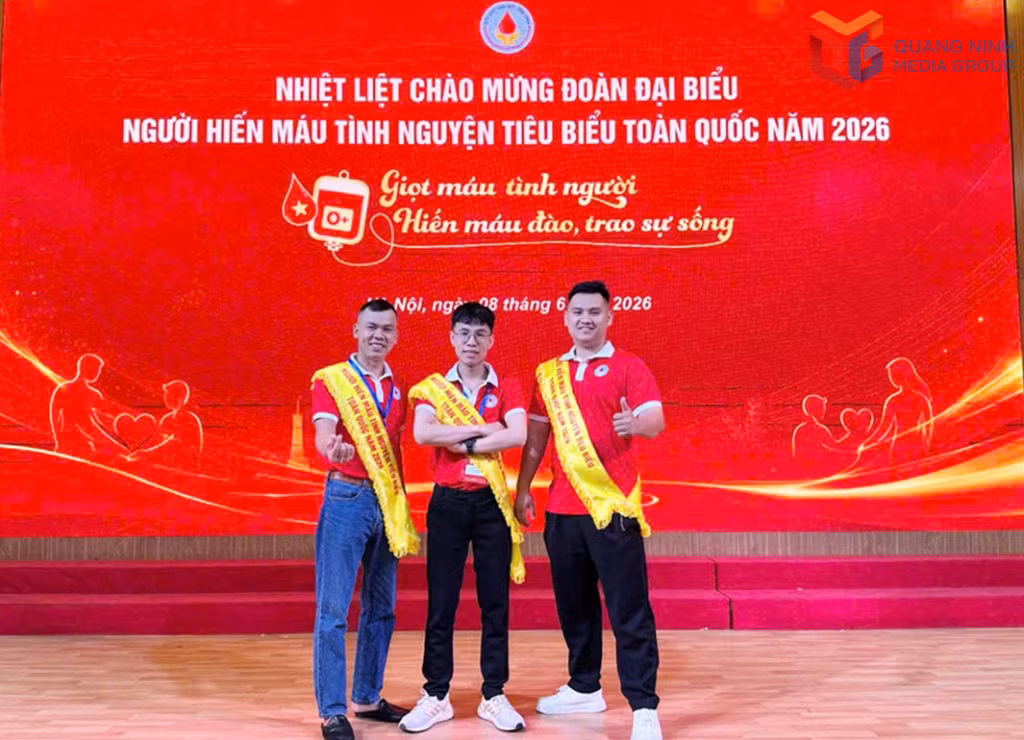 Ba cá nhân của tỉnh Quảng Ninh từ trái qua là: Lương Duy Minh, Hoàng Văn Trường và Nguyễn Việt Hoàng được tôn vinh người hiến máu tình nguyện tiêu biểu toàn quốc năm 2026.