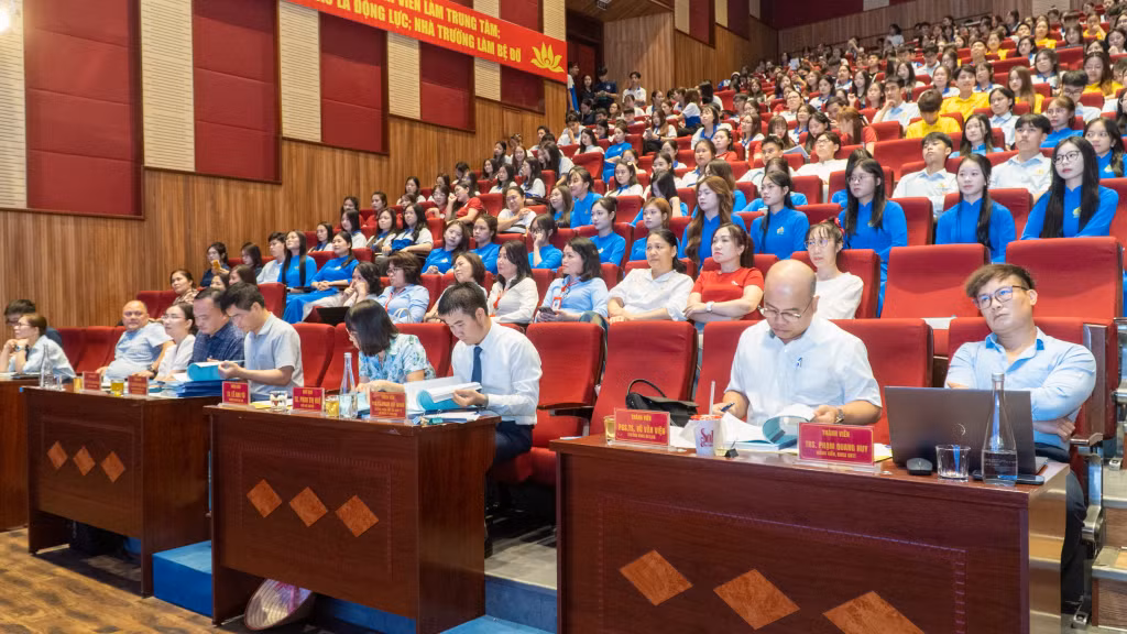 Hội đồng chung khảo đề tài nghiên cứu khoa học cấp trường năm học 2025-2026 nghe các nhóm sinh viên báo cáo kết quả nghiên cứu.